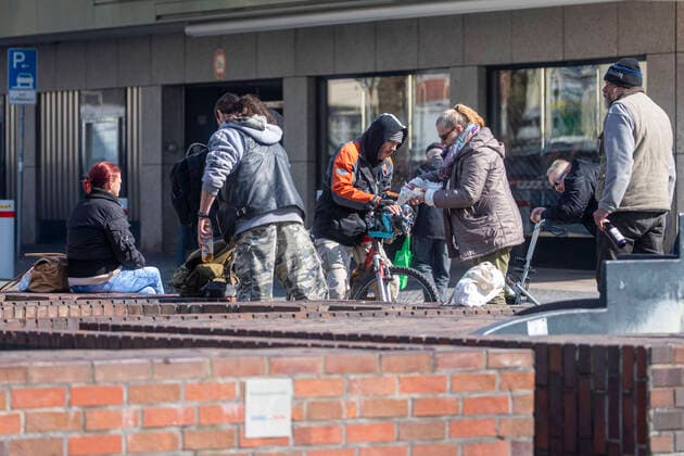 27.03.2020, DU Duisburg , Corona legt Stadtmitte Duisburg lahm , Menschen mit Mundschutz unterwegs , Obdachlose in Gruppen unterwegs , Polizei kontrolliert. Obdachlose in der Innenstadt weiterhin in Gruppen anzutreffen.