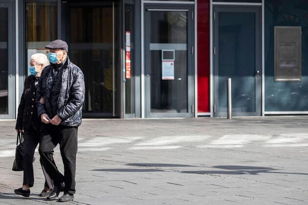 27.03.2020, DU Duisburg , Corona legt Stadtmitte Duisburg lahm , Menschen mit Mundschutz unterwegs , Obdachlose in Gruppen unterwegs , Polizei kontrolliert. Ein älteres Ehepaar Senioren mit Mundschutz in der Innenstadt unterwegs.