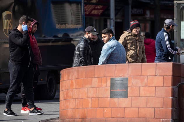 27.03.2020, DU Duisburg , Corona legt Stadtmitte Duisburg lahm , Menschen mit Mundschutz unterwegs , Obdachlose in Gruppen unterwegs , Polizei kontrolliert. Gruppen von Migranten in der Innenstadt weiterhin in Gruppen anzutreffen.
