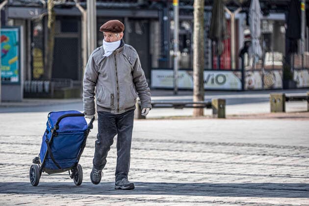 27.03.2020, DU Duisburg , Corona legt Stadtmitte Duisburg lahm , Menschen mit Mundschutz unterwegs , Obdachlose in Gruppen unterwegs , Polizei kontrolliert. Ein älterer Herr mit Mundschutz in der Innenstadt unterwegs.