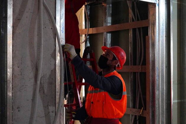 (200327) -- TASHKENT, March 27, 2020 (Xinhua) -- A worker wearing a mask is seen at the construction site of the hospital dedicated to treating COVID-19 patients in Tashkent, Uzbekistan, March 27, 2020. Tashkent has accelerated the construction of three specialized hospitals for treating COVID-19 patients. Uzbekistan reported its first death from COVID-19, the ministry of health said Friday. Uzbekistan now has 83 confirmed cases of COVID-19, most of them in Tashkent. (Photo by Zafar Khalilov Xinhua) UZBEKISTAN-TASHKENT-COVID-19-HOSPITAL-CONSTRUCTION 