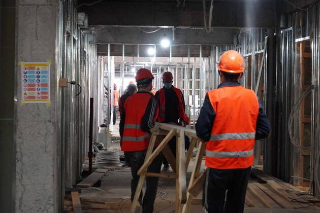 (200327) -- TASHKENT, March 27, 2020 (Xinhua) -- Workers are busy at the construction site of the hospital dedicated to treating COVID-19 patients in Tashkent, Uzbekistan, March 27, 2020. Tashkent has accelerated the construction of three specialized hospitals for treating COVID-19 patients. Uzbekistan reported its first death from COVID-19, the ministry of health said Friday. Uzbekistan now has 83 confirmed cases of COVID-19, most of them in Tashkent. (Photo by Zafar Khalilov Xinhua) UZBEKISTAN-TASHKENT-COVID-19-HOSPITAL-CONSTRUCTION 