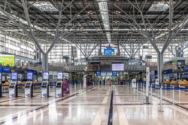 Stuttgart, 27.03.2020: Gespenstische Leere am Flughafen Stuttgart. Der Airport hat auf Notbetrieb umgestellt. Terminal 1 ist vollständig geschlossen, Passagiere für eine Handvoll Flüge am Tag werden über das Terminal 3 geleitet. DEU, Deutschland, Baden-Württemberg
