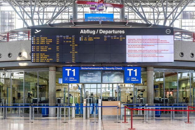 Stuttgart, 27.03.2020: Gespenstische Leere am Flughafen Stuttgart. Der Airport hat auf Notbetrieb umgestellt. Terminal 1 ist vollständig geschlossen, Passagiere für eine Handvoll Flüge am Tag werden über das Terminal 3 geleitet. DEU, Deutschland, Baden-Württemberg