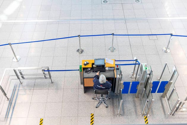 Stuttgart, 27.03.2020: Gespenstische Leere am Flughafen Stuttgart. Der Airport hat auf Notbetrieb umgestellt. Terminal 1 ist vollständig geschlossen, Passagiere für eine Handvoll Flüge am Tag werden über das Terminal 3 geleitet. DEU, Deutschland, Baden-Württemberg