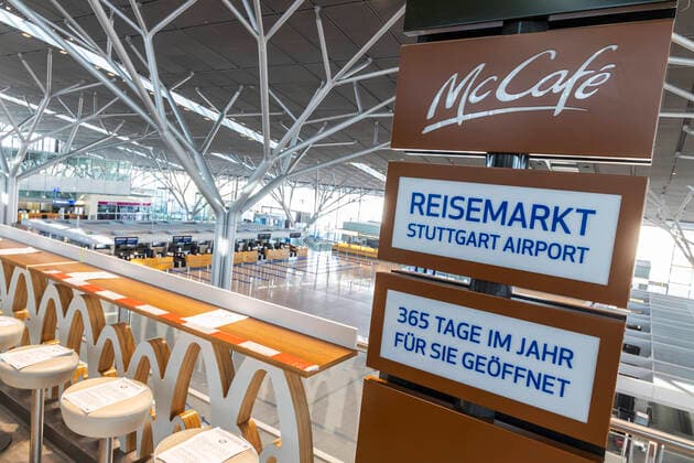 Stuttgart, 27.03.2020: Gespenstische Leere am Flughafen Stuttgart. Der Airport hat auf Notbetrieb umgestellt. Terminal 1 ist vollständig geschlossen, Passagiere für eine Handvoll Flüge am Tag werden über das Terminal 3 geleitet. DEU, Deutschland, Baden-Württemberg