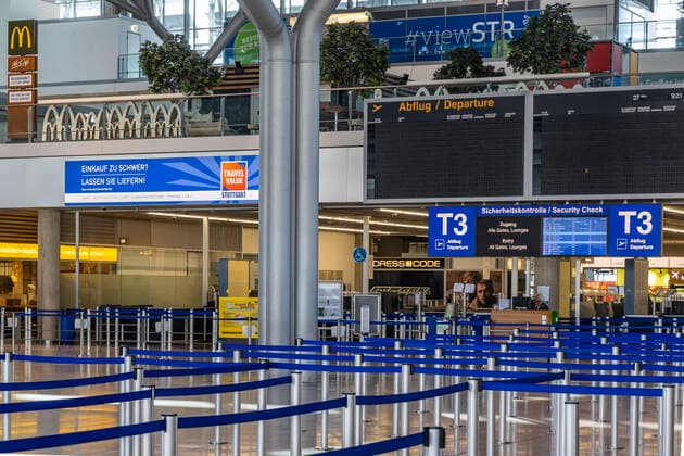 Stuttgart, 27.03.2020: Gespenstische Leere am Flughafen Stuttgart. Der Airport hat auf Notbetrieb umgestellt. Terminal 1 ist vollständig geschlossen, Passagiere für eine Handvoll Flüge am Tag werden über das Terminal 3 geleitet. DEU, Deutschland, Baden-Württemberg