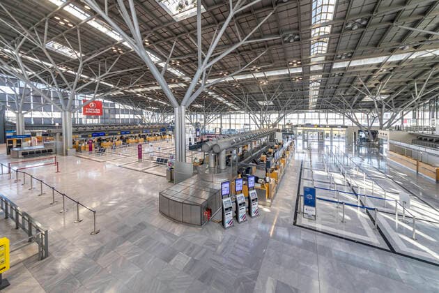 Stuttgart, 27.03.2020: Gespenstische Leere am Flughafen Stuttgart. Der Airport hat auf Notbetrieb umgestellt. Terminal 1 ist vollständig geschlossen, Passagiere für eine Handvoll Flüge am Tag werden über das Terminal 3 geleitet. DEU, Deutschland, Baden-Württemberg