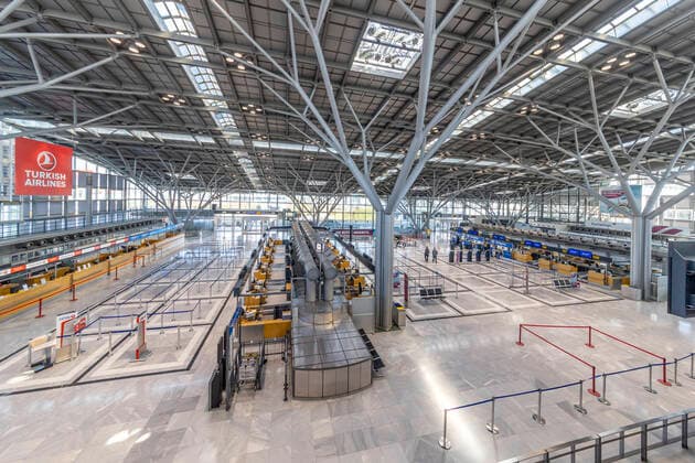 Stuttgart, 27.03.2020: Gespenstische Leere am Flughafen Stuttgart. Der Airport hat auf Notbetrieb umgestellt. Terminal 1 ist vollständig geschlossen, Passagiere für eine Handvoll Flüge am Tag werden über das Terminal 3 geleitet. DEU, Deutschland, Baden-Württemberg