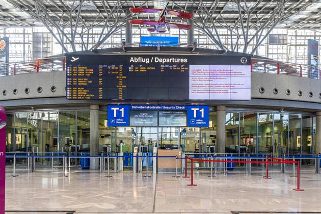 Stuttgart, 27.03.2020: Gespenstische Leere am Flughafen Stuttgart. Der Airport hat auf Notbetrieb umgestellt. Terminal 1 ist vollständig geschlossen, Passagiere für eine Handvoll Flüge am Tag werden über das Terminal 3 geleitet. DEU, Deutschland, Baden-Württemberg