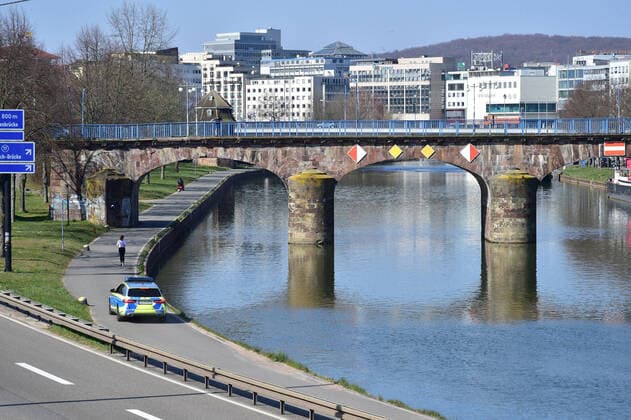 Wenig Betrieb in der Saarbrücker Innenstadt während der Corona-Krise am Freitag (27.3.2020). Die Polizei kontrolliert sogar den Leinpfad.