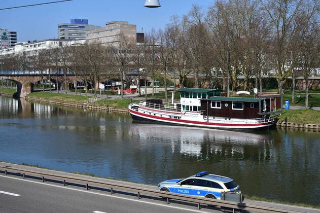 Wenig Betrieb in der Saarbrücker Innenstadt während der Corona-Krise am Freitag (27.3.2020). Die Polizei kontrolliert sogar den Leinpfad.
