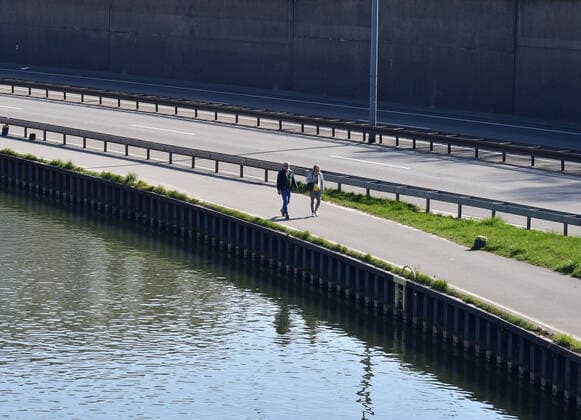 Wenig Betrieb in der Saarbrücker Innenstadt während der Corona-Krise am Freitag (27.3.2020). Sport und Spaziergänge sind nur zu zweit gestattet.