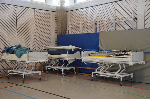 Alte Krankenhausbetten, Nachttische und Zubehör werden am Freitag (27.03.2020) von der Dillinger Marienhausklinik in die Turnhalle vom Max-Planck Gymnasium in Saarlouis gebracht. 17 freiwillige Helfer vom DRK und der Feuerwehren Wadgassen und Ensdorf sind im Einsatz und verlagern die notwendigen Gegenstände. Die Betten werden nur in dieser Sporthalle gelagert, bevor sie dann gegebenenfalls in die Sporthalle nach Lebach und in die Sporthalle an den Fliesen in Saarlouis gebracht werden. Wann das passieren wird ist noch unklar.