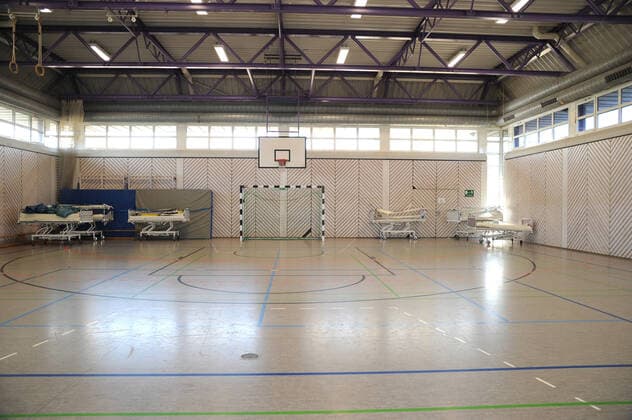 Alte Krankenhausbetten, Nachttische und Zubehör werden am Freitag (27.03.2020) von der Dillinger Marienhausklinik in die Turnhalle vom Max-Planck Gymnasium in Saarlouis gebracht. 17 freiwillige Helfer vom DRK und der Feuerwehren Wadgassen und Ensdorf sind im Einsatz und verlagern die notwendigen Gegenstände. Die Betten werden nur in dieser Sporthalle gelagert, bevor sie dann gegebenenfalls in die Sporthalle nach Lebach und in die Sporthalle an den Fliesen in Saarlouis gebracht werden. Wann das passieren wird ist noch unklar.