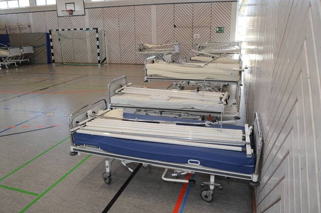 Alte Krankenhausbetten, Nachttische und Zubehör werden am Freitag (27.03.2020) von der Dillinger Marienhausklinik in die Turnhalle vom Max-Planck Gymnasium in Saarlouis gebracht. 17 freiwillige Helfer vom DRK und der Feuerwehren Wadgassen und Ensdorf sind im Einsatz und verlagern die notwendigen Gegenstände. Die Betten werden nur in dieser Sporthalle gelagert, bevor sie dann gegebenenfalls in die Sporthalle nach Lebach und in die Sporthalle an den Fliesen in Saarlouis gebracht werden. Wann das passieren wird ist noch unklar.