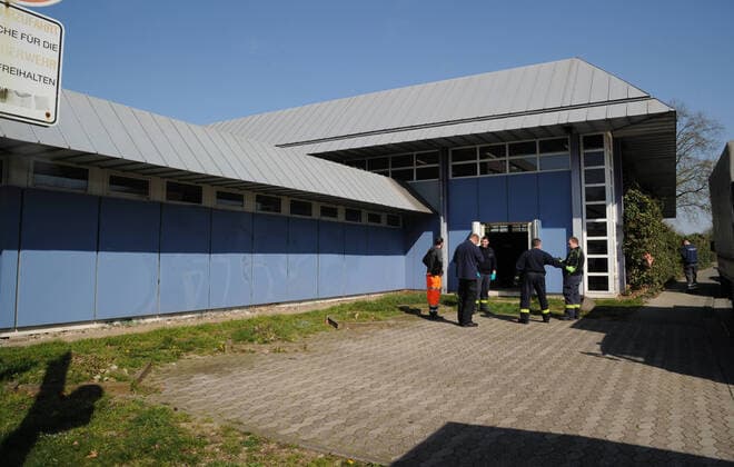Alte Krankenhausbetten, Nachttische und Zubehör werden am Freitag (27.03.2020) von der Dillinger Marienhausklinik in die Turnhalle vom Max-Planck Gymnasium in Saarlouis gebracht. 17 freiwillige Helfer vom DRK und der Feuerwehren Wadgassen und Ensdorf sind im Einsatz und verlagern die notwendigen Gegenstände. Die Betten werden nur in dieser Sporthalle gelagert, bevor sie dann gegebenenfalls in die Sporthalle nach Lebach und in die Sporthalle an den Fliesen in Saarlouis gebracht werden. Wann das passieren wird ist noch unklar.