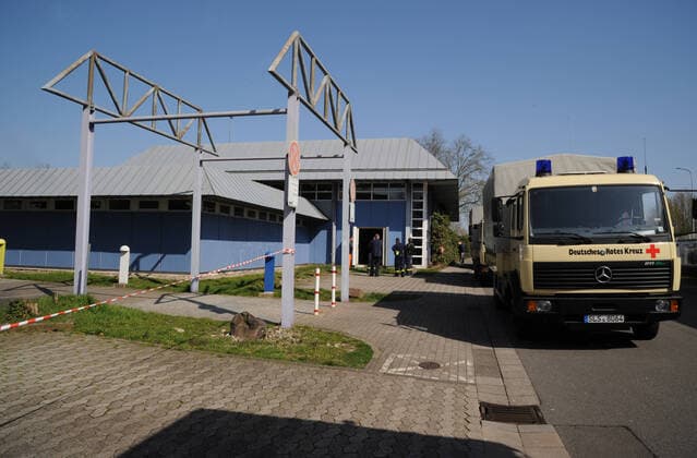 Alte Krankenhausbetten, Nachttische und Zubehör werden am Freitag (27.03.2020) von der Dillinger Marienhausklinik in die Turnhalle vom Max-Planck Gymnasium in Saarlouis gebracht. 17 freiwillige Helfer vom DRK und der Feuerwehren Wadgassen und Ensdorf sind im Einsatz und verlagern die notwendigen Gegenstände. Die Betten werden nur in dieser Sporthalle gelagert, bevor sie dann gegebenenfalls in die Sporthalle nach Lebach und in die Sporthalle an den Fliesen in Saarlouis gebracht werden. Wann das passieren wird ist noch unklar.