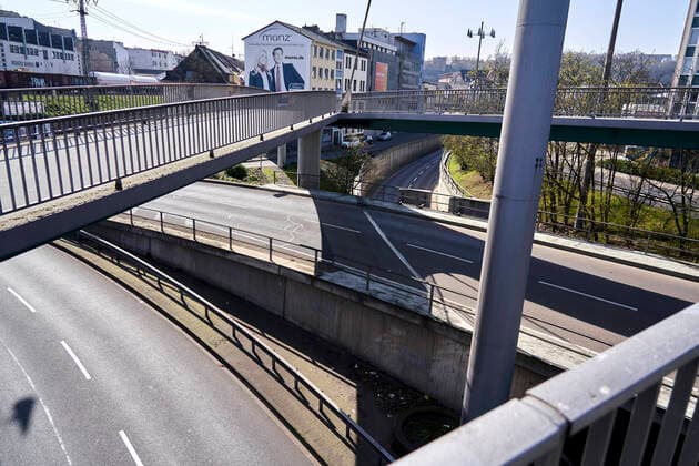 Coronavirus - Koblenz 27.03.2020, Rheinland-Pfalz, Koblenz: Die Strassen und Fussgängerbrücken von Koblenz sind wegen der Ausgangsregelung zum Coronavirus wie leergefegt.