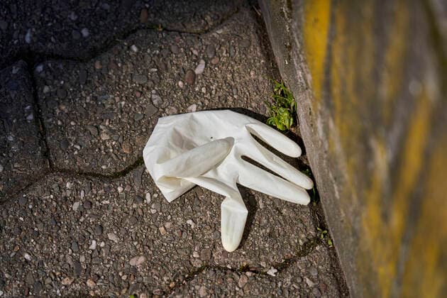 Coronavirus - Koblenz 27.03.2020, Rheinland-Pfalz, Koblenz: Ein ausgedienter Einweghandschuh liegt auf dem Boden. Viele Menschen benutzen jetzt Handschuhe, um die Übertragung des Coronavirus durch Schmierinfektionen zu verhindern.