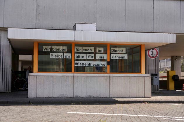Coronavirus - Koblenz 27.03.2020, Rheinland-Pfalz, Koblenz: Ein Aushang an der Ehemaligen Pforte zum Polizeipräsidium Koblenz ist zu Lesen Wir bleiben für euch im Dienst. Bleibt ihr bitte für uns daheim. flattenthecurve.