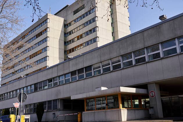 Coronavirus - Koblenz 27.03.2020, Rheinland-Pfalz, Koblenz: Ein Aushang an der Ehemaligen Pforte zum Polizeipräsidium Koblenz ist zu Lesen Wir bleiben für euch im Dienst. Bleibt ihr bitte für uns daheim. flattenthecurve.