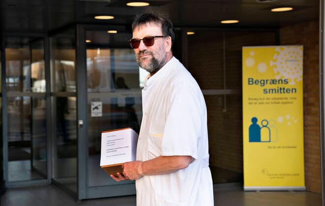 Ledende overlaege Henrik Nielsen har her modtaget laegemidlet Remdesivir mod Covid-19 i en koeleboks paa Aalborg Universitetshospital. Her skal det bruges til en COVID-19 patient, der skal vaere med i et internationalt forskningsprojekt, der afproever mulig COVID-19 medicin paa - i foerste omgang - i alt 12 patienter i Danmark - heraf en paa Aalborg Universitetshospital.. , Aalborg Jylland Denmark Copyright: HenningxBagger HenningxBaggerx COP113 spdk20200327-155827-L