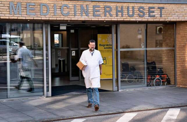 Ledende overlaege Henrik Nielsen har her modtaget laegemidlet Remdesivir mod Covid-19 i en koeleboks paa Aalborg Universitetshospital. Her skal det bruges til en COVID-19 patient, der skal vaere med i et internationalt forskningsprojekt, der afproever mulig COVID-19 medicin paa - i foerste omgang - i alt 12 patienter i Danmark - heraf en paa Aalborg Universitetshospital.. , Aalborg Jylland Denmark Copyright: HenningxBagger HenningxBaggerx COP113 spdk20200327-155951-L