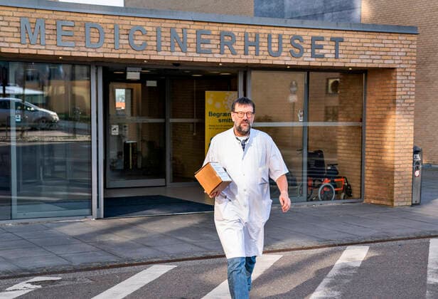 Ledende overlaege Henrik Nielsen har her modtaget laegemidlet Remdesivir mod Covid-19 i en koeleboks paa Aalborg Universitetshospital. Her skal det bruges til en COVID-19 patient, der skal vaere med i et internationalt forskningsprojekt, der afproever mulig COVID-19 medicin paa - i foerste omgang - i alt 12 patienter i Danmark - heraf en paa Aalborg Universitetshospital.. , Aalborg Jylland Denmark Copyright: HenningxBagger HenningxBaggerx COP113 spdk20200327-160112-L