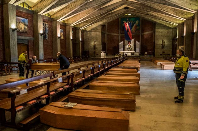 Seriate. The church of Seriate welcomes the coffin of the victims of COVID19 coronavirus coffins awaiting transport (Carlo Cozzoli Fotogramma, Seriate - 2020-03-27) p.s. la foto e utilizzabile nel rispetto del contesto in cui e stata scattata, e senza intento diffamatorio del decoro delle persone rappresentate  Copyright: xCarloxCozzolix xFOTOGRAMMAx