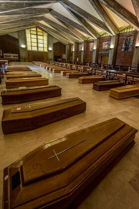 Seriate. The church of Seriate welcomes the coffin of the victims of COVID19 coronavirus coffins awaiting transport (Carlo Cozzoli Fotogramma, Seriate - 2020-03-27) p.s. la foto e utilizzabile nel rispetto del contesto in cui e stata scattata, e senza intento diffamatorio del decoro delle persone rappresentate  Copyright: xCarloxCozzolix xFOTOGRAMMAx