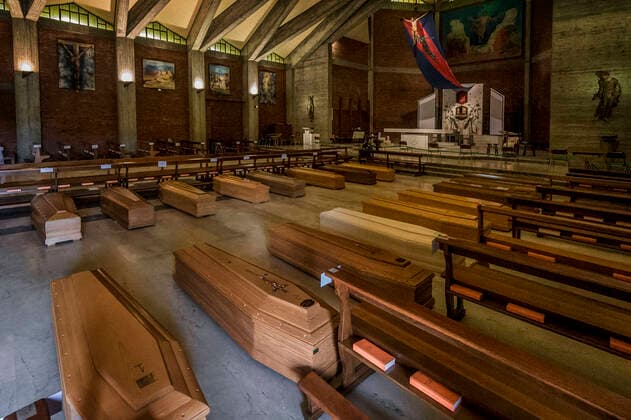 Seriate. The church of Seriate welcomes the coffin of the victims of COVID19 coronavirus coffins awaiting transport (Carlo Cozzoli Fotogramma, Seriate - 2020-03-27) p.s. la foto e utilizzabile nel rispetto del contesto in cui e stata scattata, e senza intento diffamatorio del decoro delle persone rappresentate  Copyright: xCarloxCozzolix xFOTOGRAMMAx