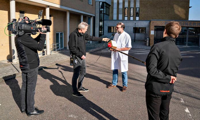 Ledende overlaege Henrik Nielsen har her modtaget laegemidlet Remdesivir mod Covid-19 i en koeleboks paa Aalborg Universitetshospital. Her skal det bruges til en COVID-19 patient, der skal vaere med i et internationalt forskningsprojekt, der afproever mulig COVID-19 medicin paa - i foerste omgang - i alt 12 patienter i Danmark - heraf en paa Aalborg Universitetshospital.. , Aalborg Jylland Denmark Copyright: HenningxBagger HenningxBaggerx COP113 spdk20200327-160610-L