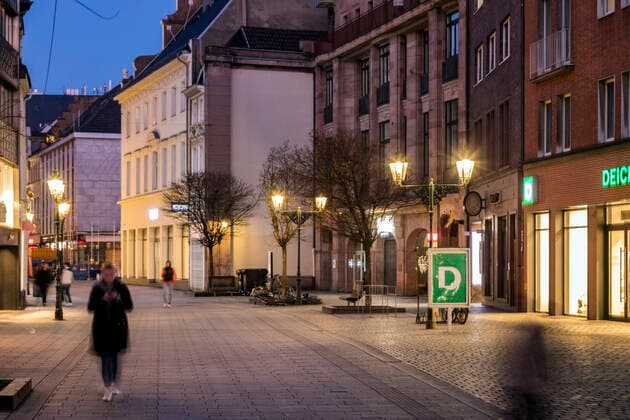 Einkaufsmeile Flinger Straße in der Altstadt Düsseldorf, zum Feierabendverkehr nahezu ausgestorben, aufgrund der momentanen Situation Corona Pandemie