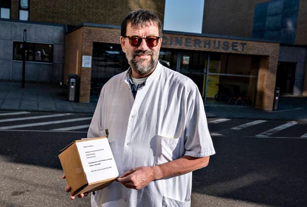Ledende overlaege Henrik Nielsen har her modtaget laegemidlet Remdesivir mod Covid-19 i en koeleboks paa Aalborg Universitetshospital. Her skal det bruges til en COVID-19 patient, der skal vaere med i et internationalt forskningsprojekt, der afproever mulig COVID-19 medicin paa - i foerste omgang - i alt 12 patienter i Danmark - heraf en paa Aalborg Universitetshospital.. , Aalborg Jylland Denmark Copyright: HenningxBagger HenningxBaggerx COP113 spdk20200327-160725-L