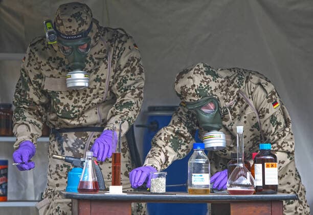 Bundeswehrsoldaten der ABC(atomar, biologisch, chemisch)-Abwehrtruppe bei einer Übung. Die Soldaten spüren Kampfmittel auf, retten unter Sonderschutzbekleidung Personen und Kameraden und dekontanimieren Fahrzeuge, Flächen und Personen. Soldaten der ABC-Abwehrtruppe bei einer Übung auf dem Truppenübungsplatz Bergen am 25.09.2014. Bergen Niedersachsen Deutschland