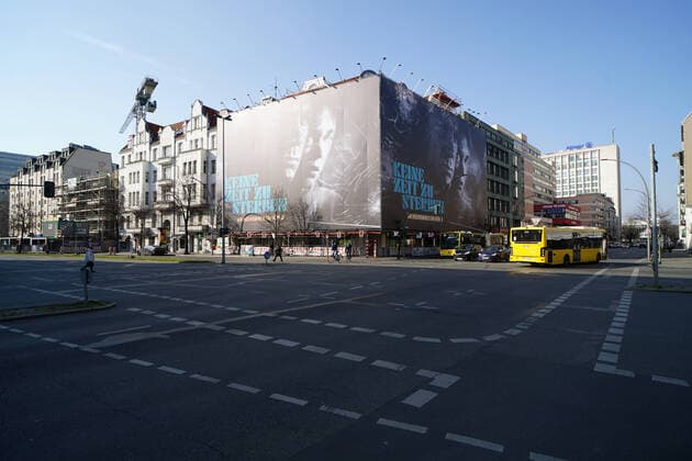 27.03.2020,Berlin,Deutschland,GER,die Stadt in Zeiten der Corona Pandemie, Großplakat Werbung zum 25.James Bond Film - Keine Zeit zu sterben. Gesehen im Bezirk Charlottenburg.Ursprünglich sollte der weltweite Kinostart Anfang April sein. Nunmehr wurde er auf den November 2020 verschoben.