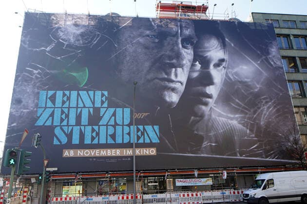 27.03.2020,Berlin,Deutschland,GER,die Stadt in Zeiten der Corona Pandemie, Großplakat Werbung zum 25.James Bond Film - Keine Zeit zu sterben. Gesehen im Bezirk Charlottenburg.Ursprünglich sollte der weltweite Kinostart Anfang April sein. Nunmehr wurde er auf den November 2020 verschoben.