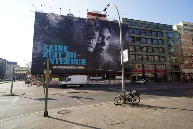 27.03.2020,Berlin,Deutschland,GER,die Stadt in Zeiten der Corona Pandemie, Großplakat Werbung zum 25.James Bond Film - Keine Zeit zu sterben. Gesehen im Bezirk Charlottenburg.Ursprünglich sollte der weltweite Kinostart Anfang April sein. Nunmehr wurde er auf den November 2020 verschoben.
