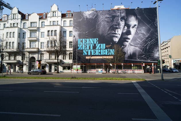 27.03.2020,Berlin,Deutschland,GER,die Stadt in Zeiten der Corona Pandemie, Großplakat Werbung zum 25.James Bond Film - Keine Zeit zu sterben. Gesehen im Bezirk Charlottenburg.Ursprünglich sollte der weltweite Kinostart Anfang April sein. Nunmehr wurde er auf den November 2020 verschoben.
