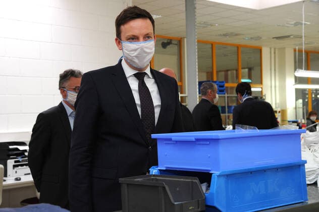 Ministerpräsident Tobias Hans ist am Freitag (27.03.2020) zu Besuch bei der WZB Neunkirchen. Die WZB übergibt 600 genähte Mundschutzmasken. Im Bild: Ministerpräsident Tobias Hans.