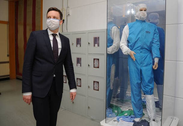 Ministerpräsident Tobias Hans ist am Freitag (27.03.2020) zu Besuch bei der WZB Neunkirchen. Die WZB übergibt 600 genähte Mundschutzmasken. Im Bild: Ministerpräsident Tobias Hans.