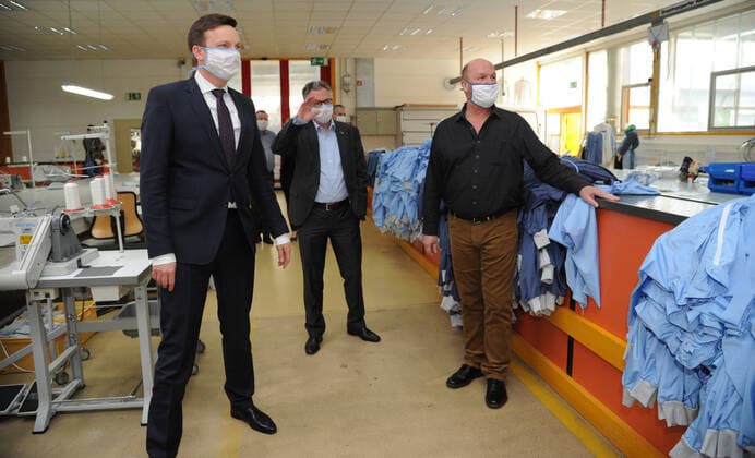 Ministerpräsident Tobias Hans ist am Freitag (27.03.2020) zu Besuch bei der WZB Neunkirchen. Die WZB übergibt 600 genähte Mundschutzmasken.