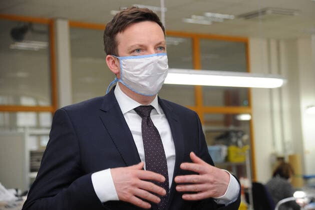 Ministerpräsident Tobias Hans ist am Freitag (27.03.2020) zu Besuch bei der WZB Neunkirchen. Die WZB übergibt 600 genähte Mundschutzmasken. Im Bild: Ministerpräsident Tobias Hans.