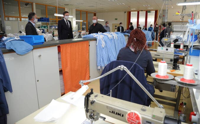 Ministerpräsident Tobias Hans ist am Freitag (27.03.2020) zu Besuch bei der WZB Neunkirchen. Die WZB übergibt 600 genähte Mundschutzmasken.