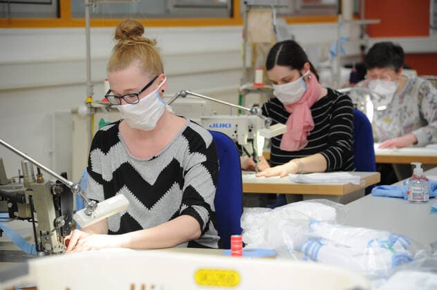 Ministerpräsident Tobias Hans ist am Freitag (27.03.2020) zu Besuch bei der WZB Neunkirchen. Die WZB übergibt 600 genähte Mundschutzmasken.