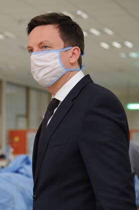 Ministerpräsident Tobias Hans ist am Freitag (27.03.2020) zu Besuch bei der WZB Neunkirchen. Die WZB übergibt 600 genähte Mundschutzmasken. Im Bild: Ministerpräsident Tobias Hans.