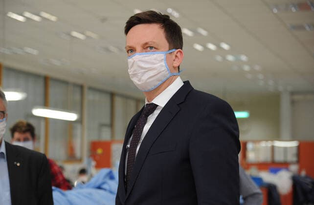 Ministerpräsident Tobias Hans ist am Freitag (27.03.2020) zu Besuch bei der WZB Neunkirchen. Die WZB übergibt 600 genähte Mundschutzmasken. Im Bild: Ministerpräsident Tobias Hans.