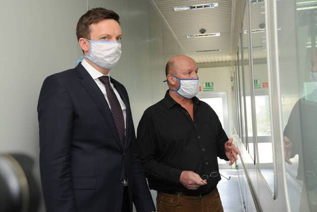 Ministerpräsident Tobias Hans ist am Freitag (27.03.2020) zu Besuch bei der WZB Neunkirchen. Die WZB übergibt 600 genähte Mundschutzmasken. Im Bild: (v.l.) Ministerpräsident Tobias Hans und Thomas Philippi, Leiter des Standorts.