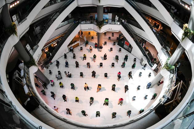News Bilder des Tages March 27, 2020, Bangkok, Thailand: People practice social distancing as they sit on chairs spread apart in a waiting area for take-away food orders at a shopping mall in hopes of preventing the spread of the coronavirus in Bangkok. Bangkok Thailand - ZUMAs197 20200327_zaa_s197_021 Copyright: xAmpholxThongmueangluangx